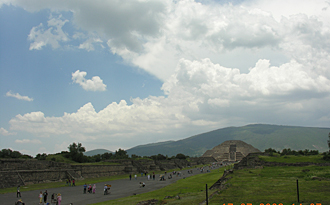 chauss&eacute;e des morts avec vue sur la pyramide de la Lune &agrave; Teotihuac&aacute;n