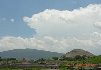 d&eacute;but de la chauss&eacute;e des morts, sur la droite pyramide du Soleil, au fonds pyramide de la Lune &agrave; Teotihuac&aacute;n