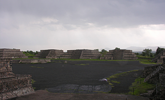 ensemble d'&eacute;difices &agrave; quatre corps d&eacute;limitant la Place de la Lune &agrave; Teotihuac&aacute;n