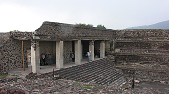 Entr&eacute;e du palais du Quetzal-Papalotl &agrave; Teotihuac&aacute;n