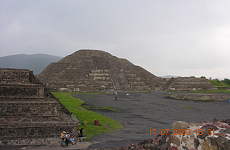 pyramide de la Lune avec sa grande place et l'autel central &agrave; Teotihuac&aacute;n