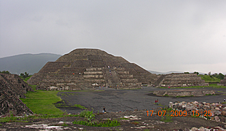 pyramide de la Lune sous l'orage &agrave; Teotihuac&aacute;n