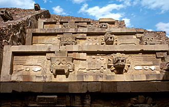 temple de Quetzalc&oacute;atl d&eacute;cor&eacute; de t&ecirc;tes du serpent d'eau et du monstre de la terre &agrave; Teotihuac&aacute;n