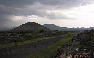 vue sur la Pyramide du Soleil au moment d'un orage &agrave; Teotihuac&aacute;n
