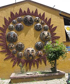 soleils en c&eacute;ramique &agrave; l'entr&eacute;e de Metepec (&eacute;tat de Mexico)