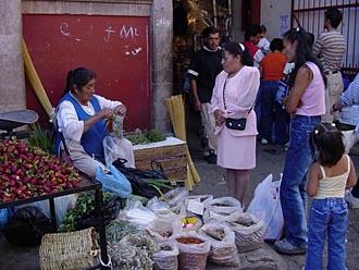 vente de l&eacute;gumes devant le march&eacute; couvert de Guanajuato