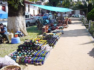 &eacute;talage de poteries &agrave; P&aacute;tzcuaro (Michoac&aacute;n, Mexique)