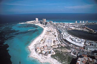 vue sur la zone h&ocirc;teli&egrave;re de Cancun (26 000 chambres)