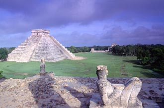"El Castillo" &agrave; la tomb&eacute;e de la nuit avec, au premier plan le Chac-Mool du Temple des Guerriers et au second plan, le Jeu de Balle (sur la droite)