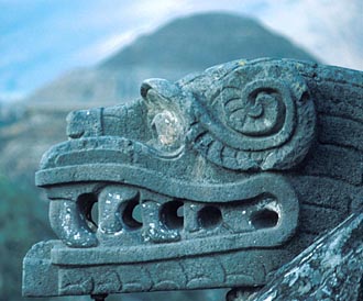 serpent &agrave; plumes sur le Temple de Quetzalc&oacute;atl (Teotihuac&aacute;n)