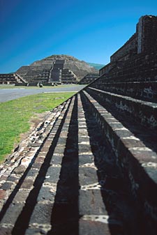 au fond pyramide de la lune, photo prise de la pyramide du soleil &agrave; Teotihuac&aacute;n au Mexique