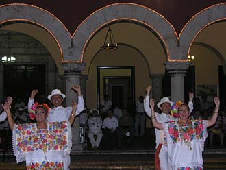 folklore devant le Palais municipal de M&eacute;rida