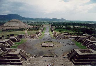 vue sur la chauss&eacute;e des morts et sur la pyramide du soleil depuis la pyramide de la Lune &agrave; Teotihuac&aacute;n