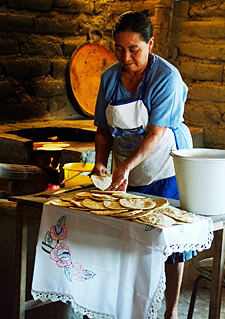 pr&eacute;paration d'un plat typique de gorditas