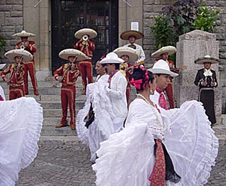 groupe folklorique de Puebla aux f&ecirc;tes latino-mexicaines de Barcelonnette 