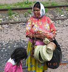 vente d'artisanat à San Rafael au bord du chemin de fer Chihuahua-al-Pacifico au Mexique