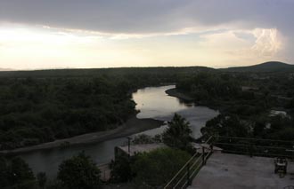 coucher de soleil sur le rio El Fuerte avec un début d'orage (état de Sinaloa, Mexique)