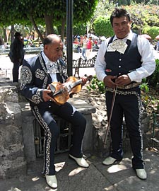 les mariachis sur le Z&oacute;calo de Cuernavaca