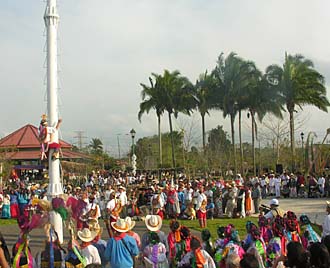 Voladores en action au Parque Takilhsukut