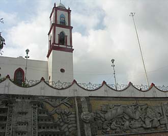 Papantla : Z&oacute;calo et son &eacute;glise