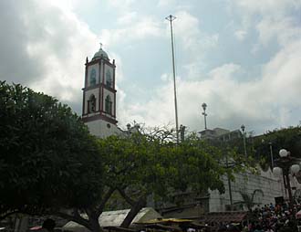 Papantla : Z&oacute;calo et son &eacute;glise