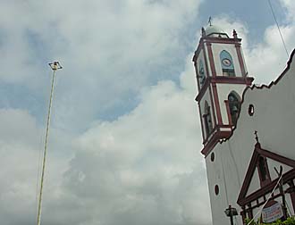 l'&eacute;glise de Papantla avec le "fameux" poteau des voladores 