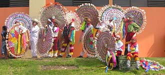 pr&eacute;paration de la danse pr&eacute;hispanique "&Aacute;guila Blanca" 