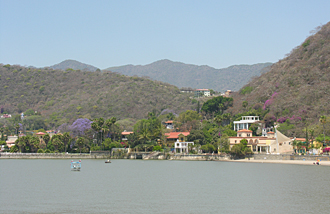 vue sur les belles r&eacute;sidences de Chapala, (Jalisco, Mexique)