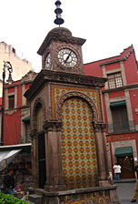 L'horloge dans le centre historique de Mexico