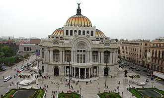 palais des beaux-arts et palais de la poste (sur la droite)