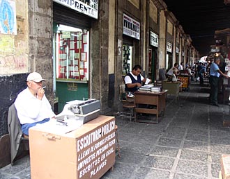 les scribes sous les arcades du Portal de los evangelistas 