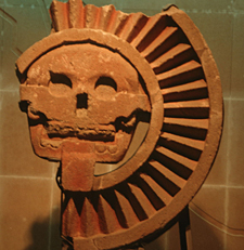 disque &eacute;voquant la mort du Soleil, d&eacute;cor&eacute; d'un cr&acirc;ne.