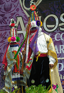 Concours de costumes traditionnels &agrave; Uruap&aacute;n le dimanche des R&acirc;meaux