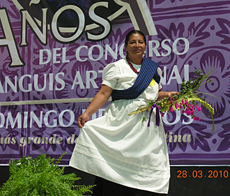 Concours de costumes traditionnels &agrave; Uruap&aacute;n le dimanche des R&acirc;meaux