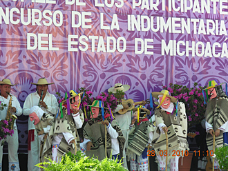 Concours de costumes traditionnels &agrave; Uruap&aacute;n le dimanche des R&acirc;meaux