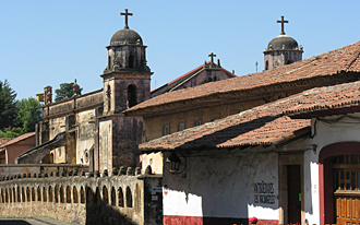 El Sagrario avec l'h&ocirc;pital Santa Marta sur la droite &agrave; P&aacute;tzcuaro (&eacute;tat du Michoac&aacute;n, Mexique)
