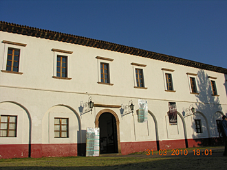 Maison de la culture sur la gauche du Temple de la Compagnie de J&eacute;sus &agrave; P&aacute;tzcuaro (&eacute;tat du Michoac&aacute;n, Mexique)