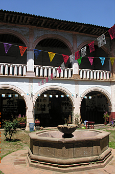 palais de Huitzimengari transform&eacute; en boutiques d'artisanat &agrave; P&aacute;tzcuaro (&eacute;tat du Michoac&aacute;n, Mexique)