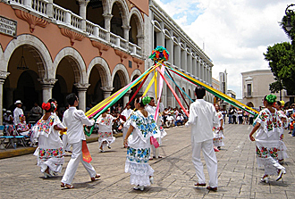 f&ecirc;te organis&eacute;e toutes les fins de semaine sur le Zocalo&nbsp;de M&eacute;rida (Yucat&aacute;n, Mexique)