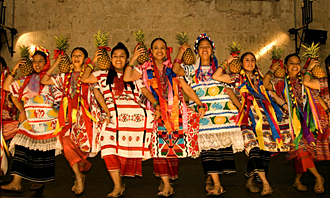 un des nombreux groupes folkloriques de la r&eacute;gion d'Oaxaca dansant avec un ananas (&eacute;tat d'Oaxaca, Mexique)