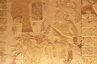 relief maya montrant le roi Pakal et sa m&egrave;re &agrave; Palenque