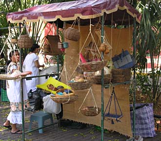Photo de droite : petit artisanat sur la Plaza Santa Lucia &agrave; M&eacute;rida