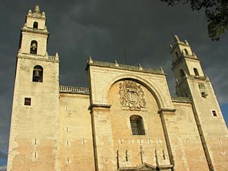 la cath&eacute;drale de M&eacute;rida de nuit (Yucat&aacute;n, Mexique)