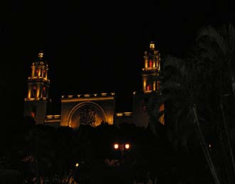 la cath&eacute;drale de M&eacute;rida de nuit (Yucat&aacute;n, Mexique)