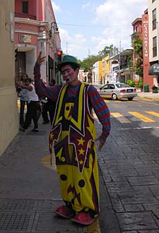 clown lors des manifestations des fins de semaine à Mérida