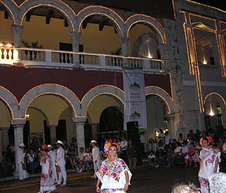 danses yucath&egrave;ques le vendredi soir devant le Palais Municipal de M&eacute;rida (Yucatan, Mexique)