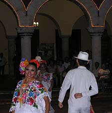 danses yucathèques le vendredi soir devant le Palais Municipal de Mérida (Yucatan, Mexique)