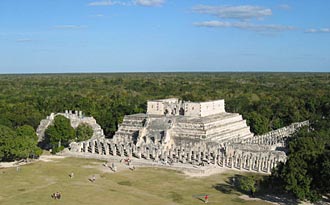 vue sur le Temple des Guerriers de Chich&eacute;n Itz&aacute; (Yucat&aacute;n)